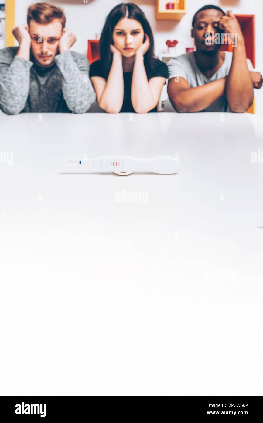 test di gravidanza non pianificato parenting poliamoroso Foto Stock