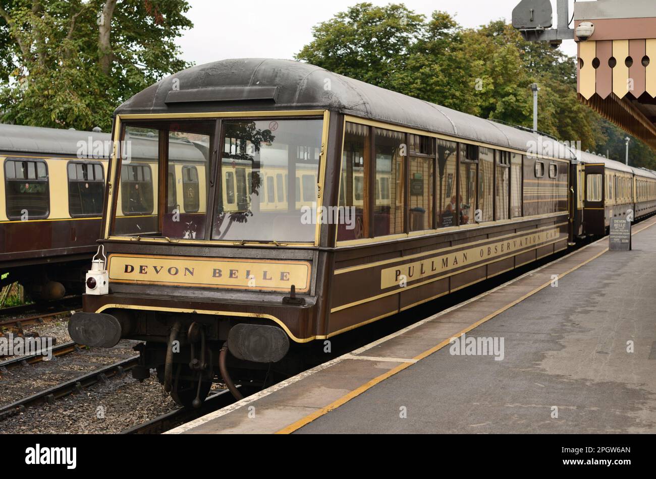 Auto di osservazione Devon Belle Pullman n. 13 in attesa di passeggeri a Paignton sulla ferrovia a vapore di Dartmouth, South Devon. Foto Stock