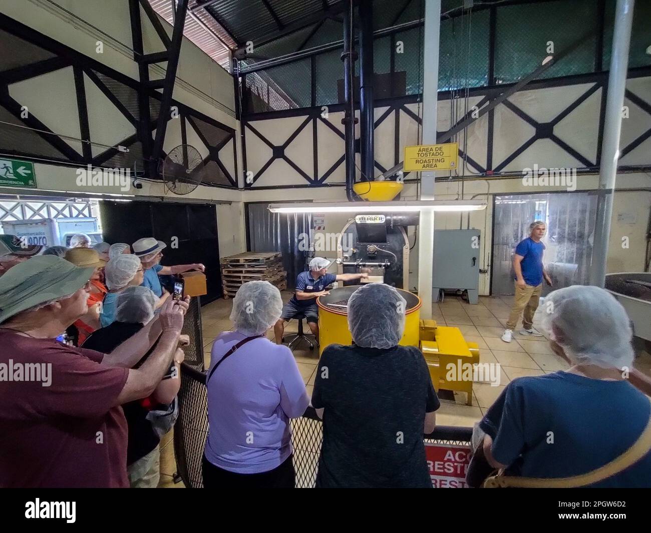 Naranjo, Costa Rica - i turisti vedono la torrefazione del caffè presso la fattoria e l'impianto di lavorazione del caffè Espirituu Santo. Foto Stock