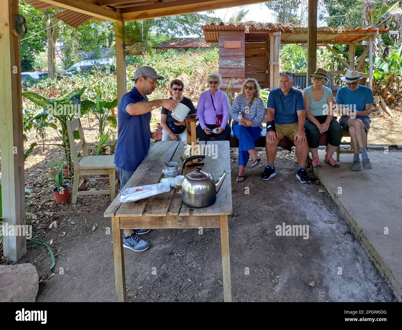 Naranjo, Costa Rica - Una guida turistica utilizza un correador per preparare il caffè presso l'azienda agricola e l'impianto di lavorazione del caffè Espirituu Santo. Foto Stock