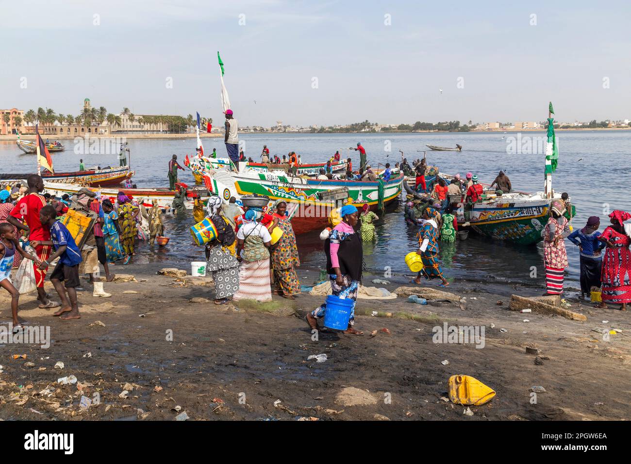Mbour, Senegal: 18 agosto 2019: Uomini e donne senegalesi non identificati al mercato del pesce nella città portuale vicino Dakar. Foto Stock