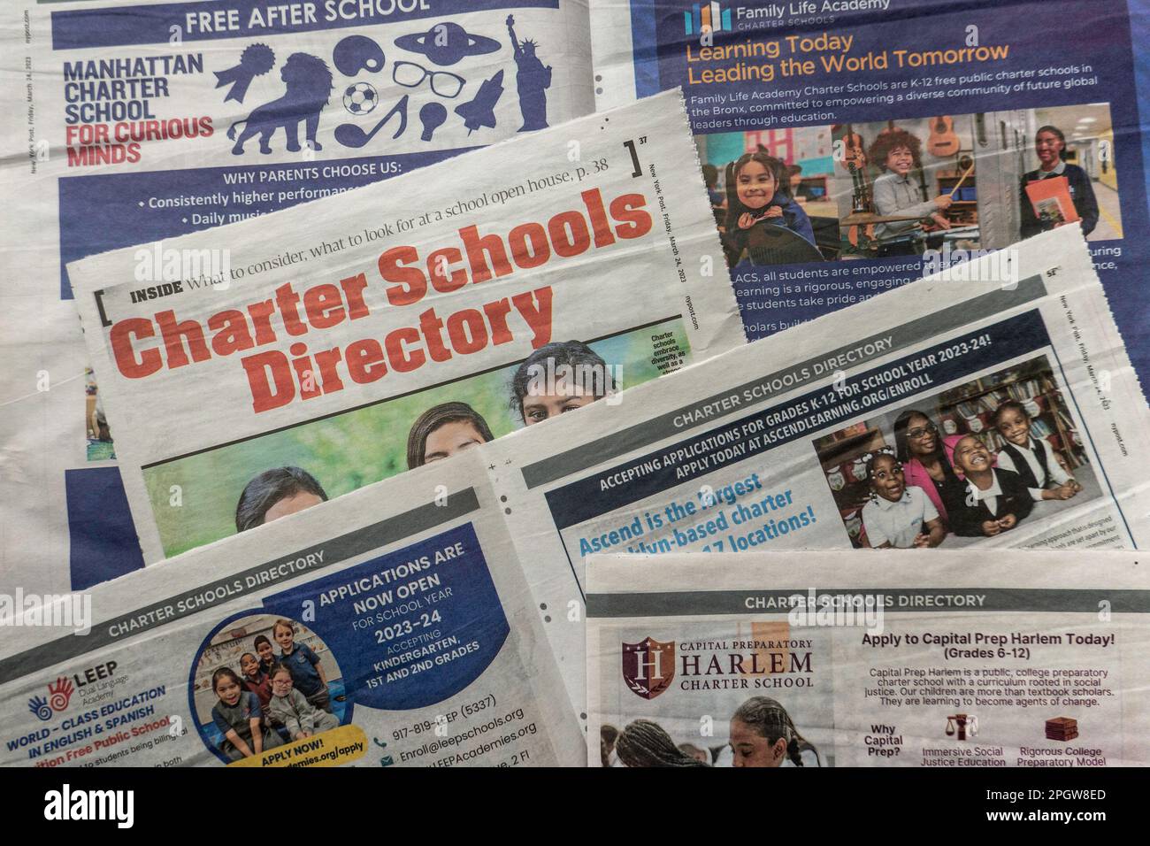 Ancora vita di una sezione di reclutamento della scuola di charter nel giornale quotidiano del posto di New York, 2023 marzo, New York City, USA Foto Stock
