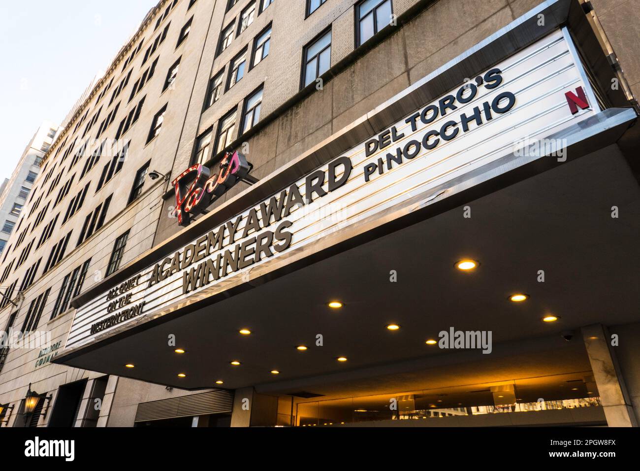 Paris Theatre Marquee a New York City, USA Aprile 2023 Foto Stock