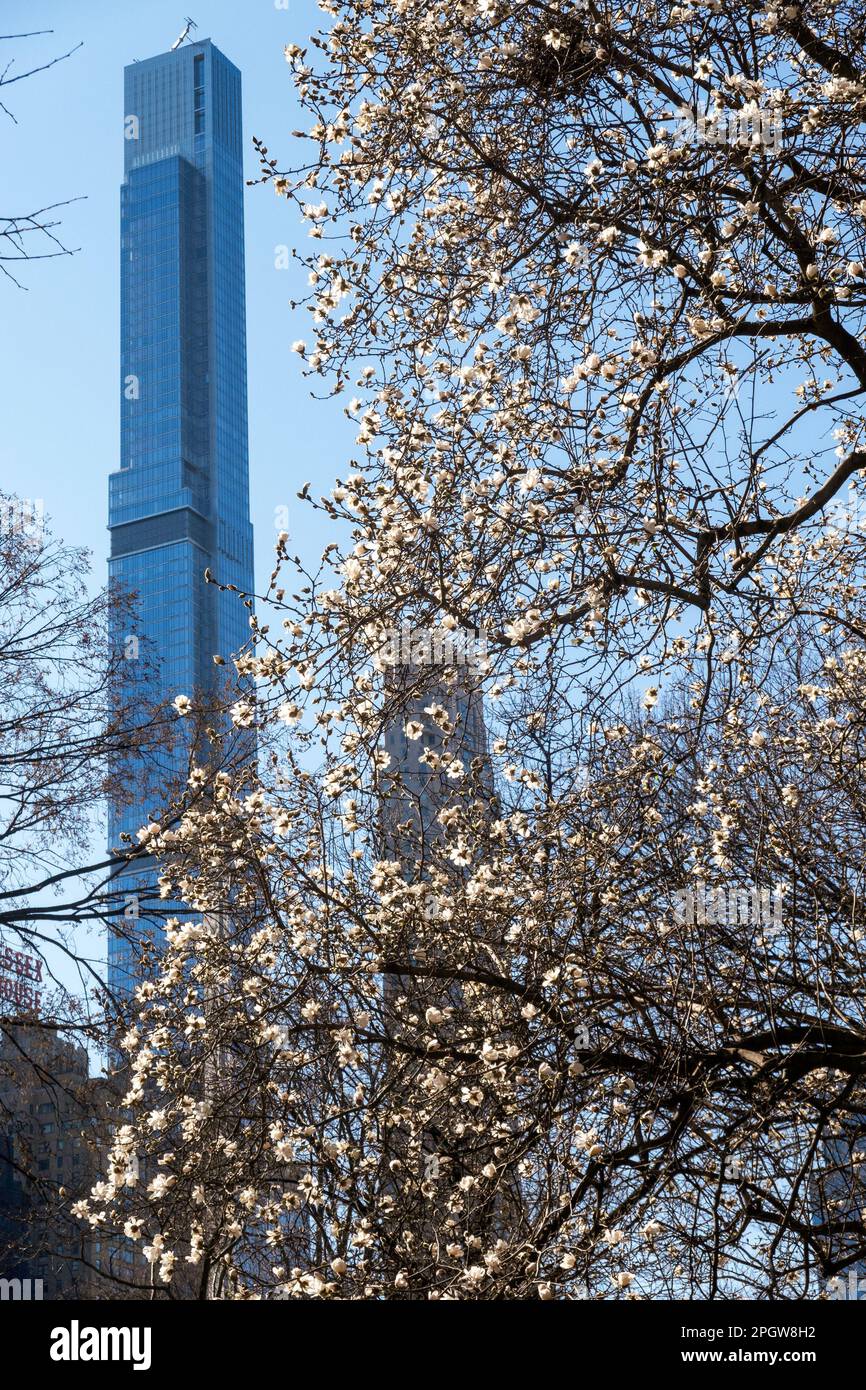 Il condominio super alto, Central Park Tower, sorge sopra gli alberi primaverili a Central Park, 2023, New York City, USA Foto Stock