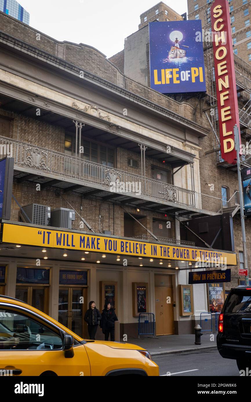 Schoenfeld Theater in Times Square Advertising 'Life of Pi', New York City, USA 2022 Foto Stock