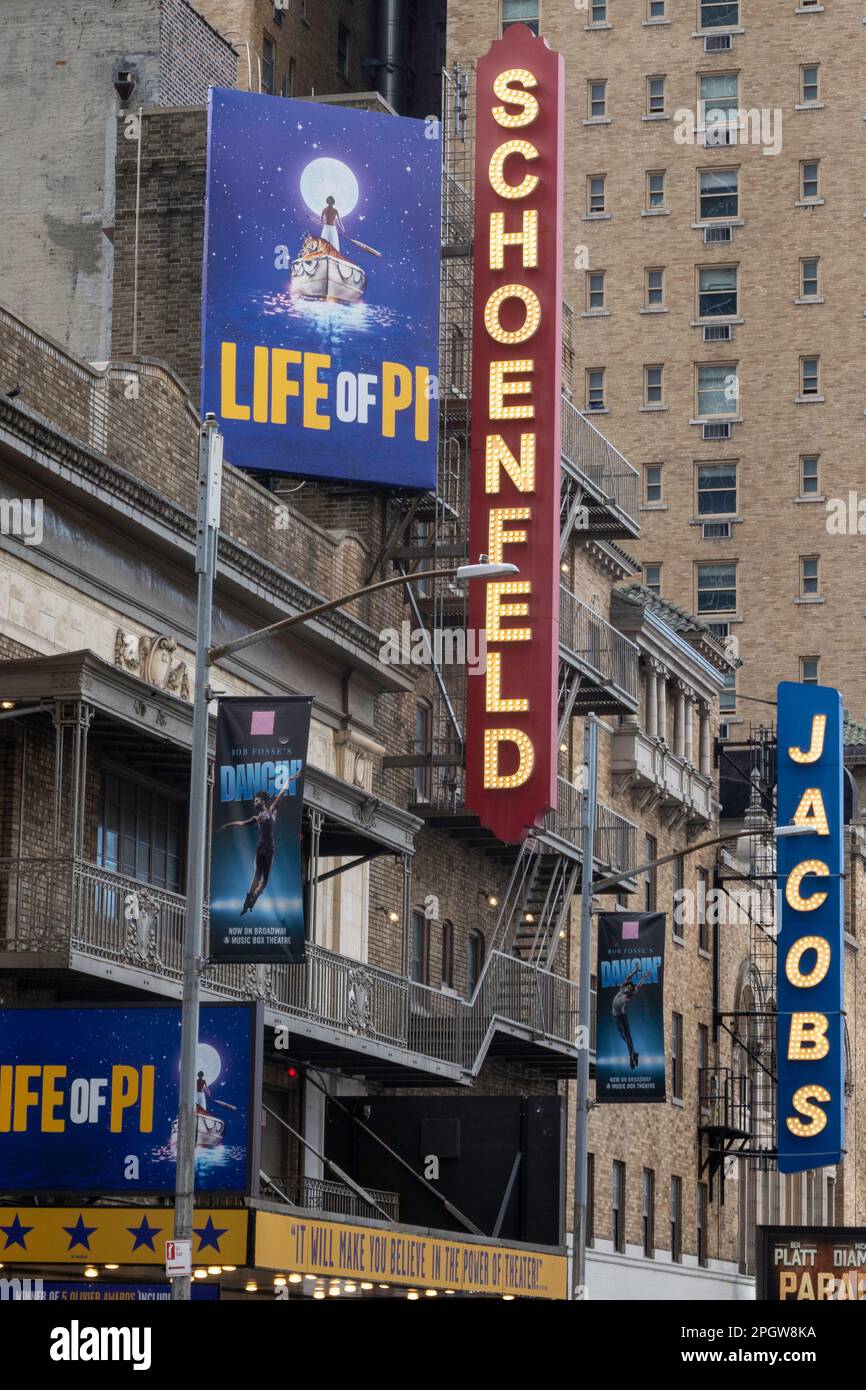 Schoenfeld Theater in Times Square Advertising 'Life of Pi', New York City, USA 2022 Foto Stock