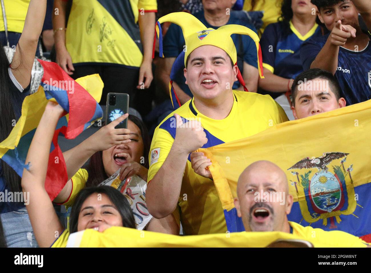 24th marzo 2023; CommBank Stadium, Sydney, NSW, Australia: International Football friendly, Australia contro Ecuador; tifosi dell'Ecuador che incoraggiano il loro paese Foto Stock