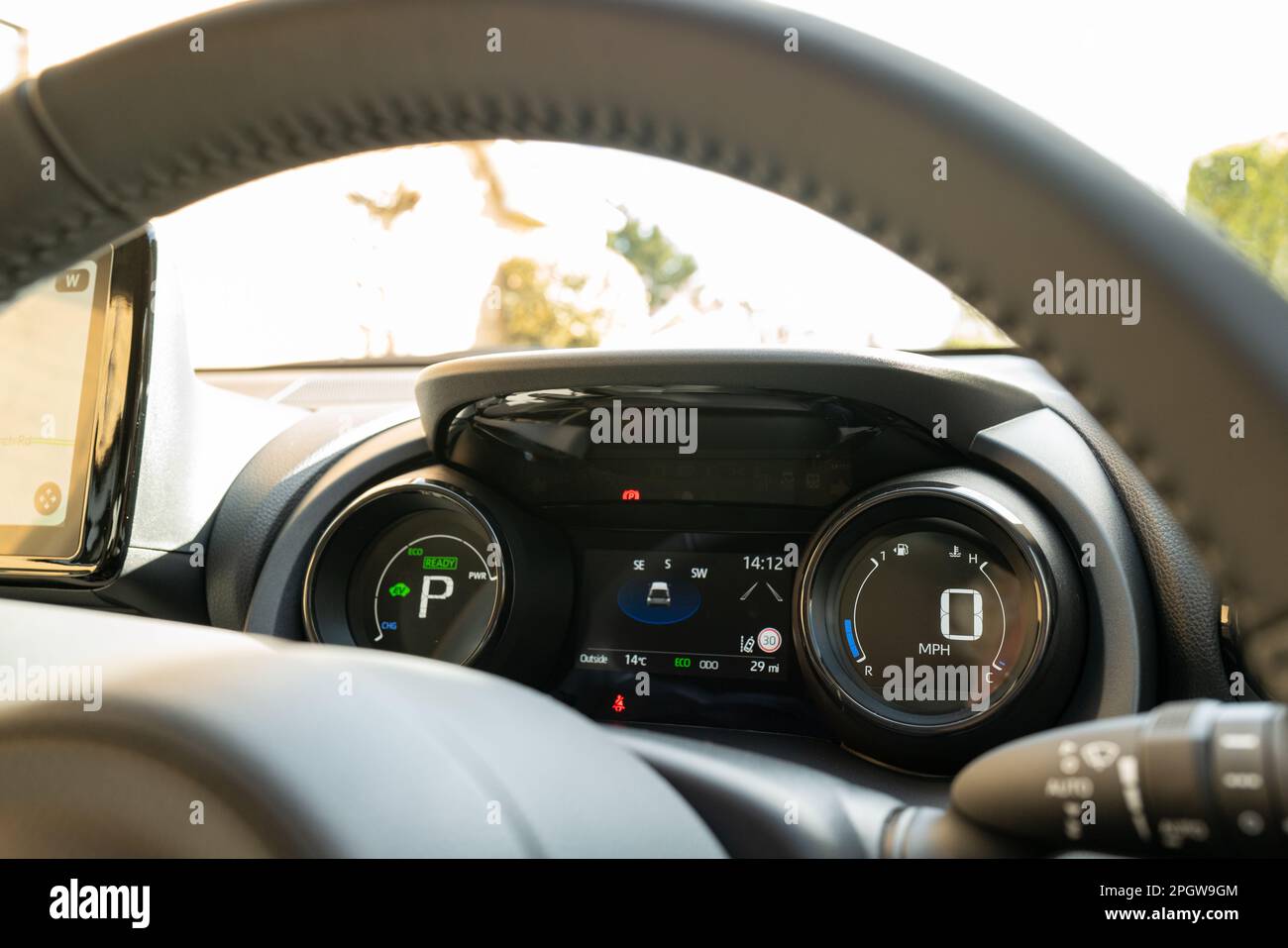 Vista dal cockpit di una nuova berlina ibrida giapponese. Mostra il cruscotto a doppio LCD e parte dell'ampio display LCD di navigazione a sinistra. Foto Stock