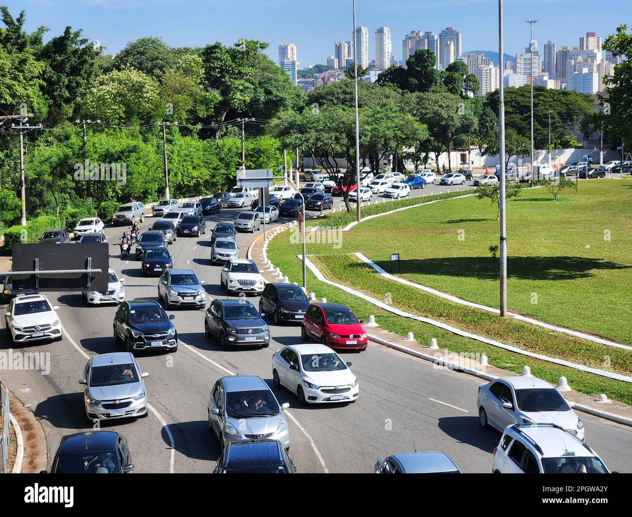 San Paolo, San Paolo, Brasile. 24th Mar, 2023. (INT) Formula e gara e traffico intenso Jam. 24 marzo 2023, Sao Paulo, Brasile: Intenso movimento di veicoli a Praca campo de Bagatelle a causa dell'interdizione delle strade circostanti dove la gara di Formula e si svolgerà venerdì (24) (Credit Image: © Leco Viana/TheNEWS2 via ZUMA Press Wire) SOLO USO EDITORIALE! Non per USO commerciale! Foto Stock