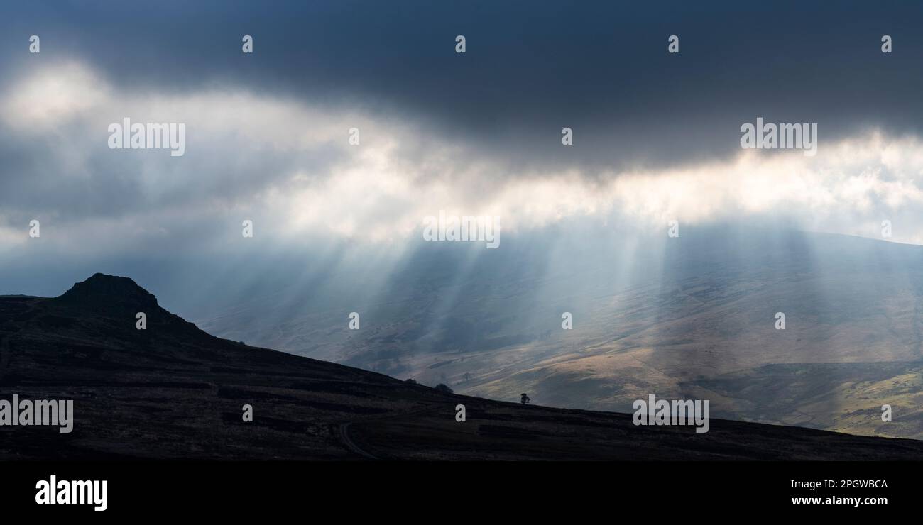 Inghilterra, Northumberland National Park, Harthope Valley. Luce di rottura sopra le colline di Cheviot nella valle di Harthope. Foto Stock