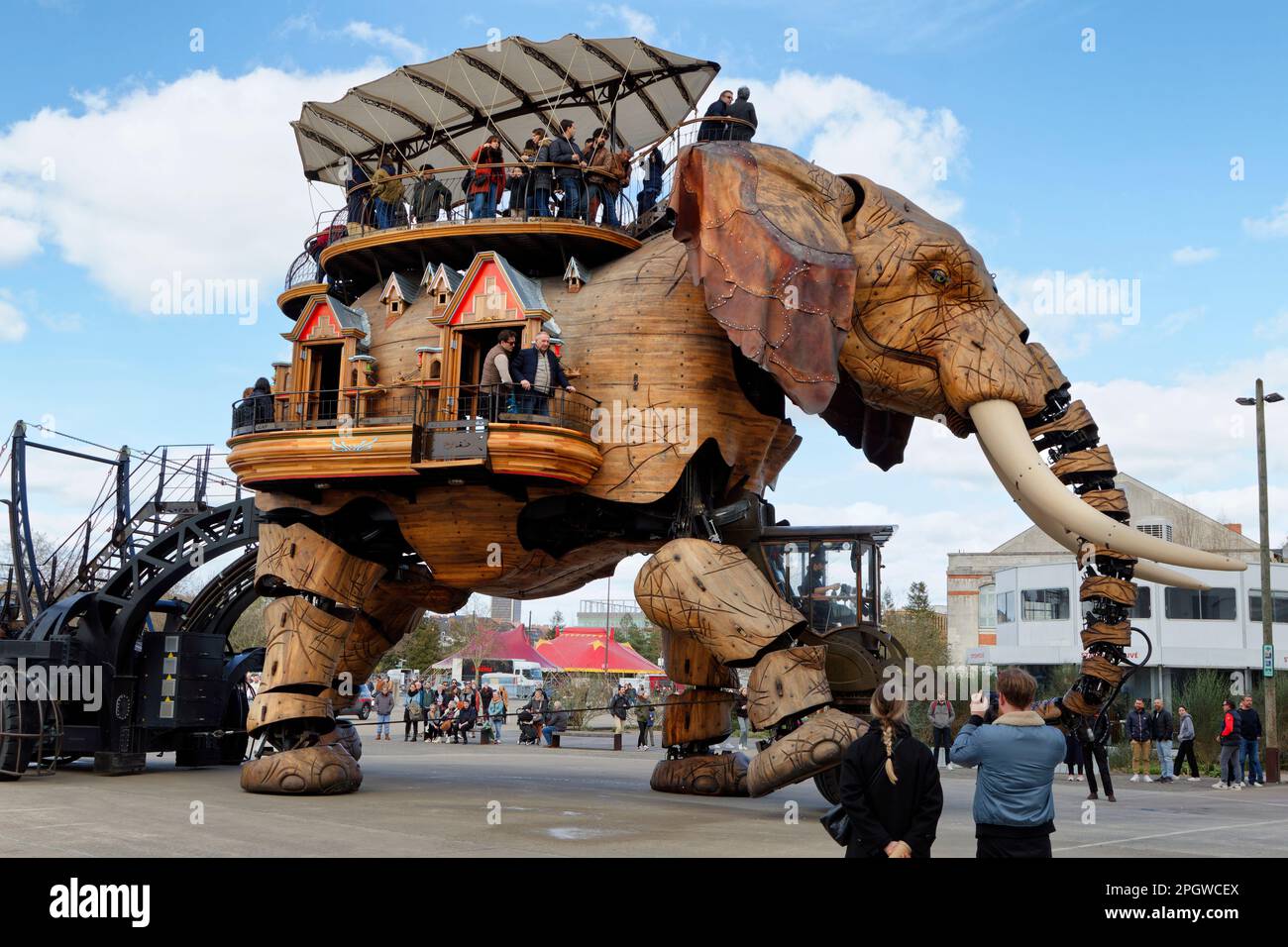 Il grande Elefante (le Grand Éléphant) esce a piedi - Les Machines de l'île - Nantes - Francia Foto Stock