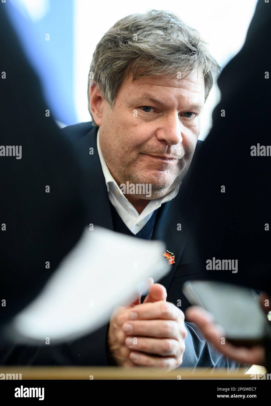 Kopenhagen, Danimarca. 24th Mar, 2023. Robert Habeck (Bündnis 90/Die Grünen), ministro tedesco dell'Economia e della protezione del clima, commenta il suo viaggio in Danimarca dopo una tavola rotonda organizzata da Think Tank Europa alla Fondazione Novo Nordisk. Il Ministro dell'Economia e della protezione del clima Habeck si trova a Copenaghen per una visita inaugurale di due giorni al governo danese, nuovo in carica dalla metà di dicembre 2022. Credit: Bernd von Jutrczenka/dpa/Alamy Live News Foto Stock