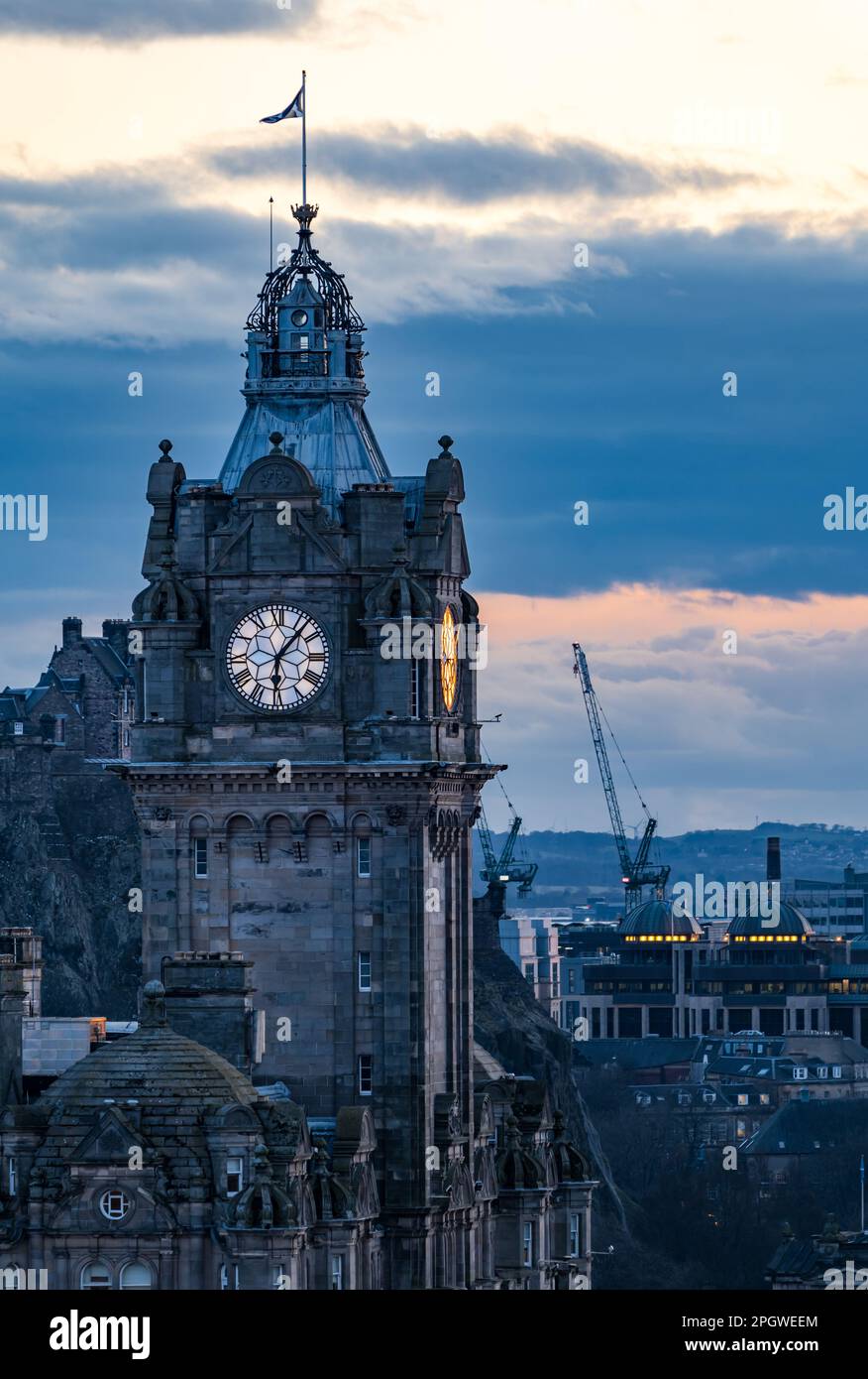 Balmoral Hotel Torre dell'orologio al crepuscolo, Edimburgo, Scozia, Regno Unito Foto Stock