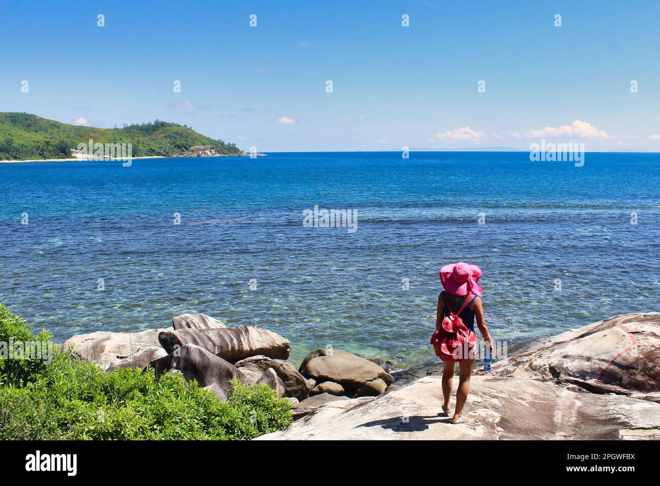 Seychelles, Feb 28th 2015 - Un turista gode della vista panaromica dall'isola di Cerf vicino a Mahe, Seychelles Foto Stock