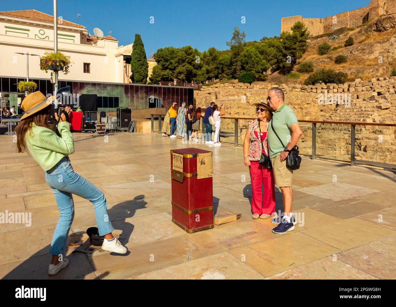 Turisti all'Alcazaba a Malaga Andalucia Spagna meridionale una sontuosa fortificazione costruita tra i secoli 11th ° e 15th °. Foto Stock