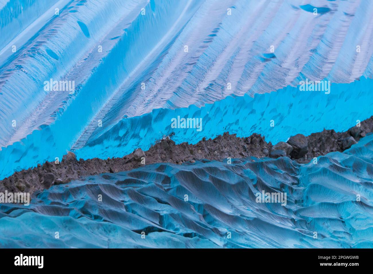 Ghiaccio blu primo piano astratto del ghiacciaio Negribreen a Spitsbergen, Svalbard Foto Stock