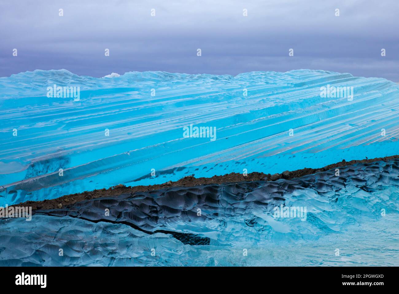 Ghiaccio blu primo piano astratto del ghiacciaio Negribreen a Spitsbergen, Svalbard Foto Stock