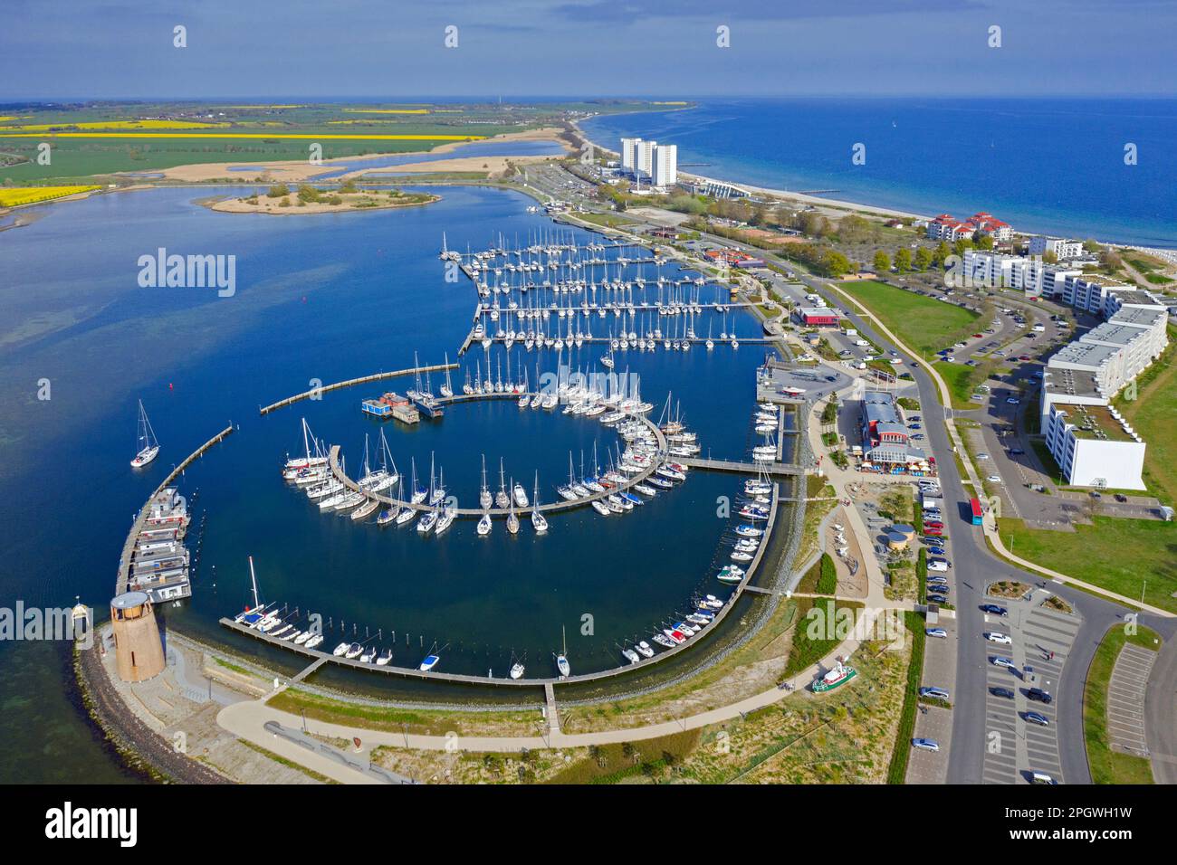 Vista aerea sulle barche a vela ormeggiate nel porto turistico Burgtiefe a Fehmarn, isola nel Mar Baltico, Ostholstein, Schleswig-Holstein, Germania Foto Stock