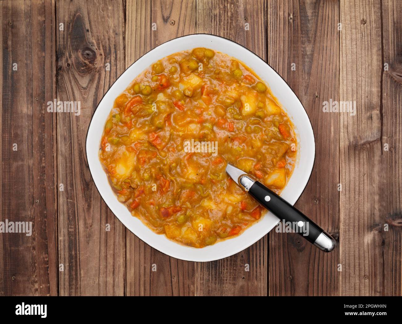 Colpo dall'alto di stufato di verdure pronto per mangiare Foto Stock