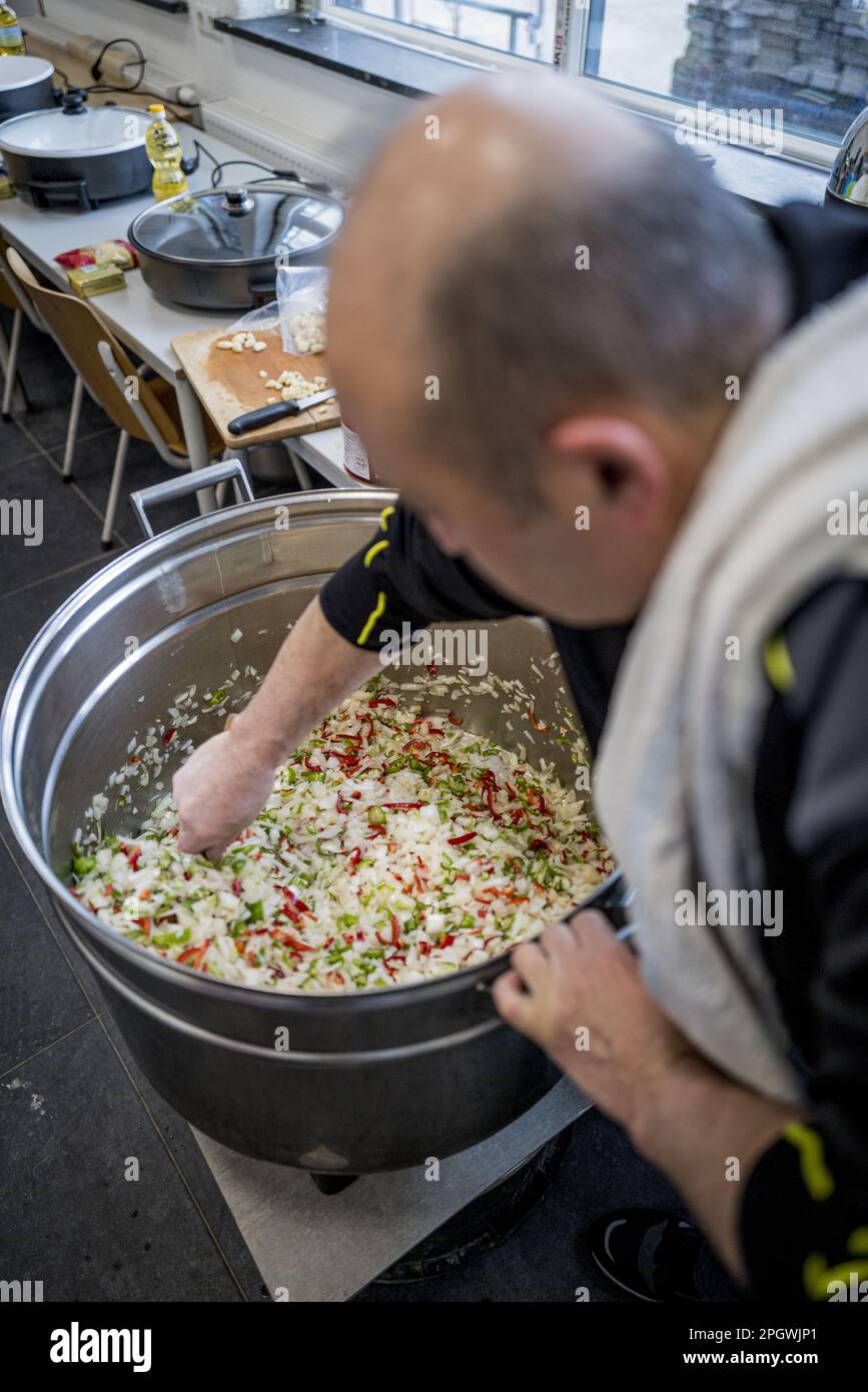 HENGELO - i pasti sono preparati nella moschea di Ayasofya HDV nel periodo di preparazione all'Iftar che la sera stessa nel ROC Twente al Gieterij. Questo Iftar tradizionale è organizzato dalla comunità turca per aiutare le vittime dei terremoti in Turchia. I proventi sono utilizzati per acquistare case prefabbricate. ANP EMIEL MUIJDERMAN olanda fuori - belgio fuori Foto Stock