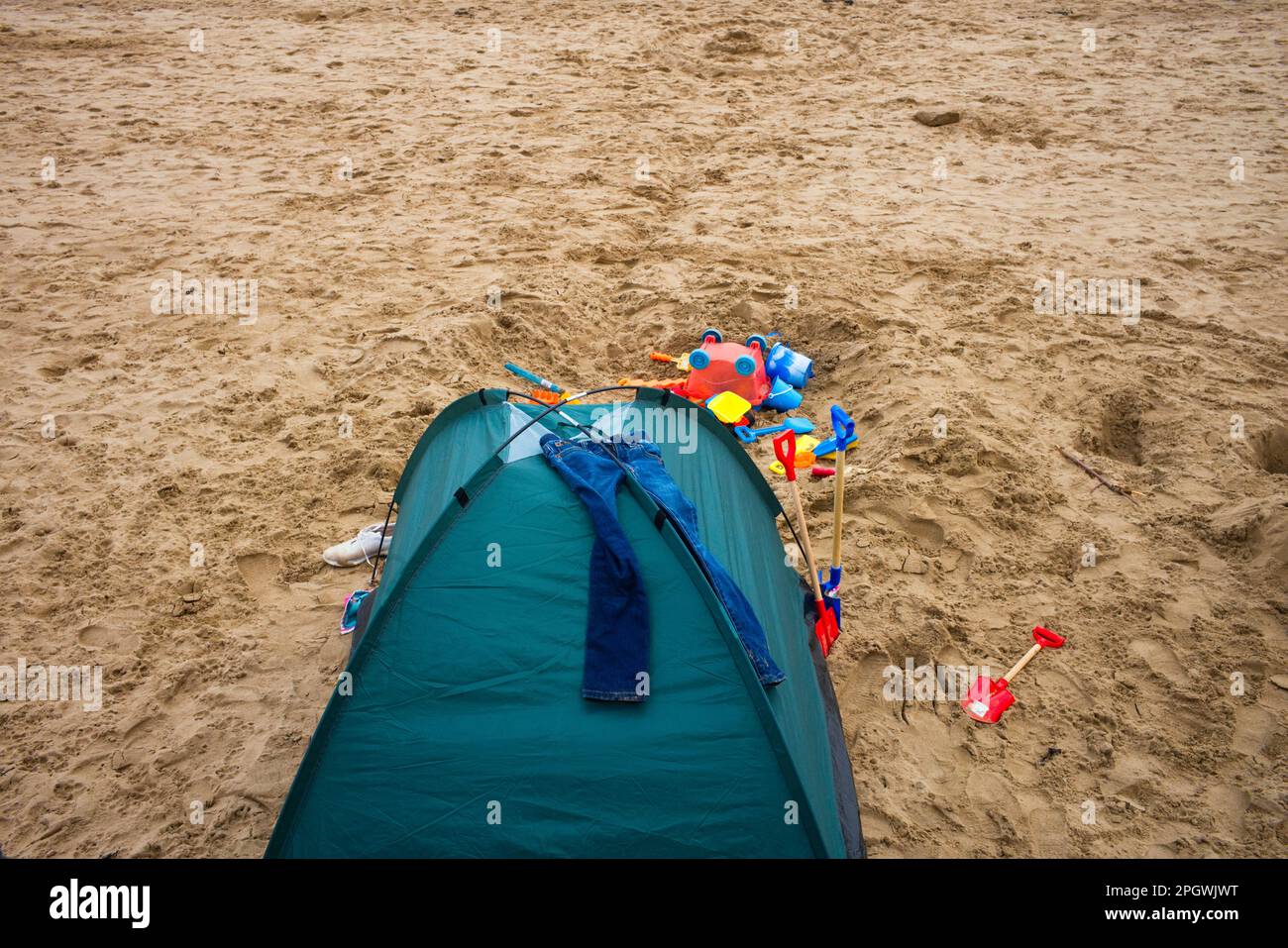 Una tenda da spiaggia con asciuga jeans e spade lasciate fuori in inverno Foto Stock