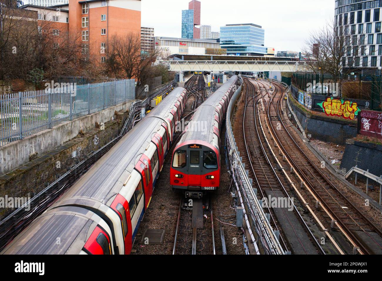 Un treno della metropolitana Jubilee line che parte dalla stazione di Stratford con un'altra che entra Foto Stock