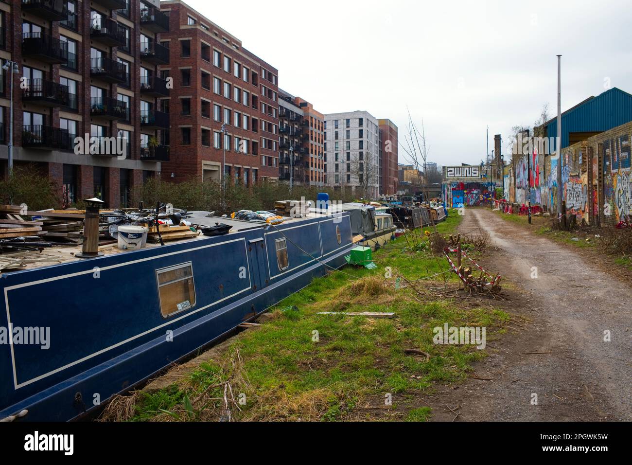 Le barche sul canale ormeggiate a Hackney Wick sul canale Hertford Union Foto Stock