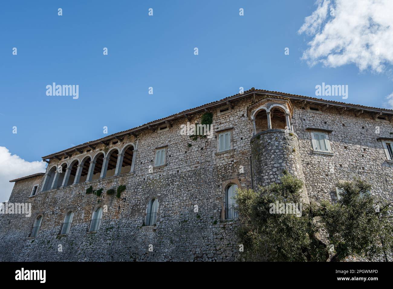 Il castello occupa una parte sostanziale dell'antico borgo. Fu costruita intorno al 1100 da Clementina, figlia di Ruggero II Normanno, re di Sicilia. Foto Stock