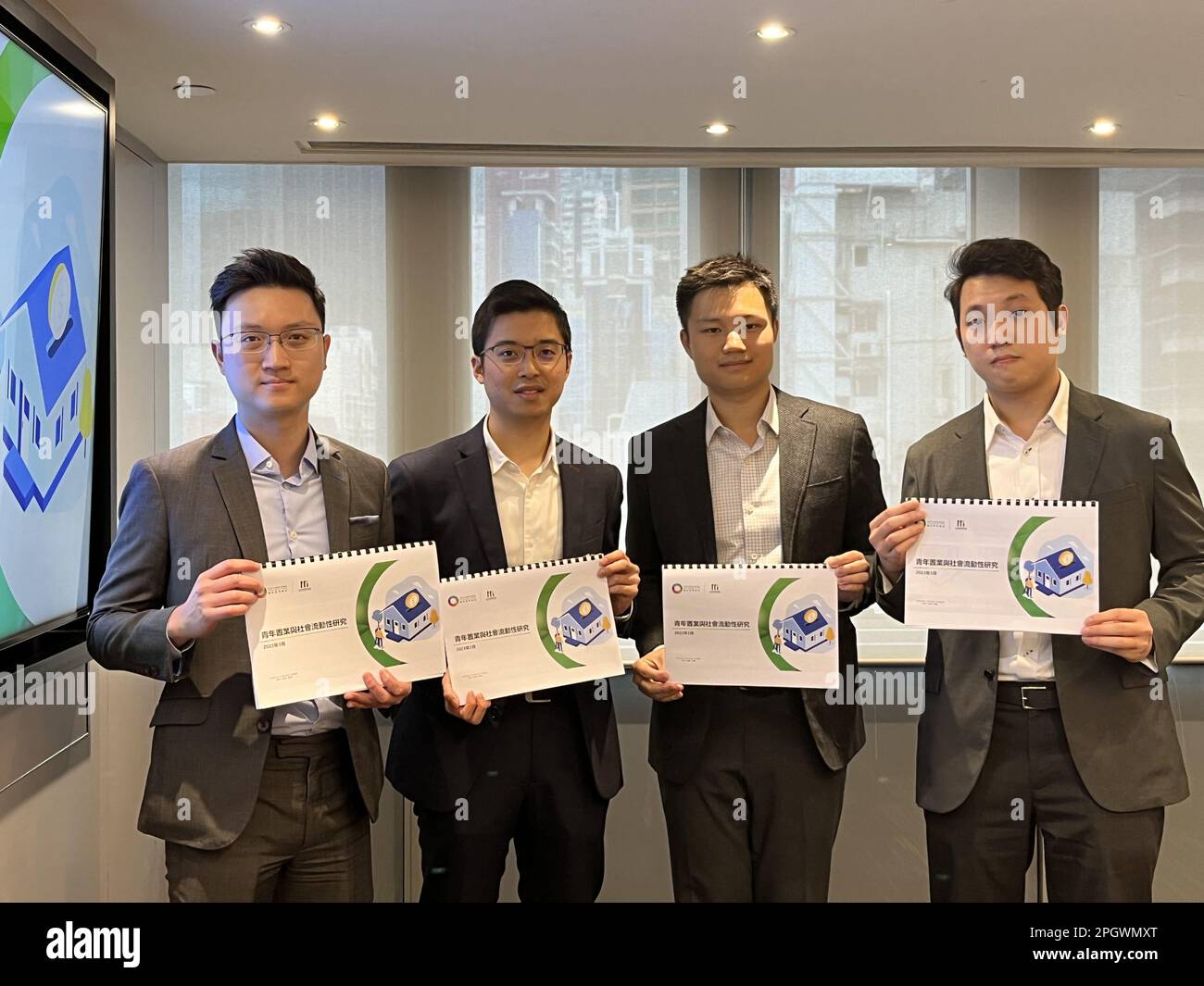 (L-R) Ryan IP Man-ki, Vice Presidente della nostra Hong Kong Foundation; Jason Leung Yeuk-ho, ricercatore presso la nostra Hong Kong Foundation; Alvin Chiu, ricercatore assistente presso la nostra Hong Kong Foundation; Calvin Au Hou-che, ricercatore presso la nostra Hong Kong Foundation; in una conferenza stampa sull'edilizia abitativa a Hong Kong. SCMP/Edith Lin Foto Stock