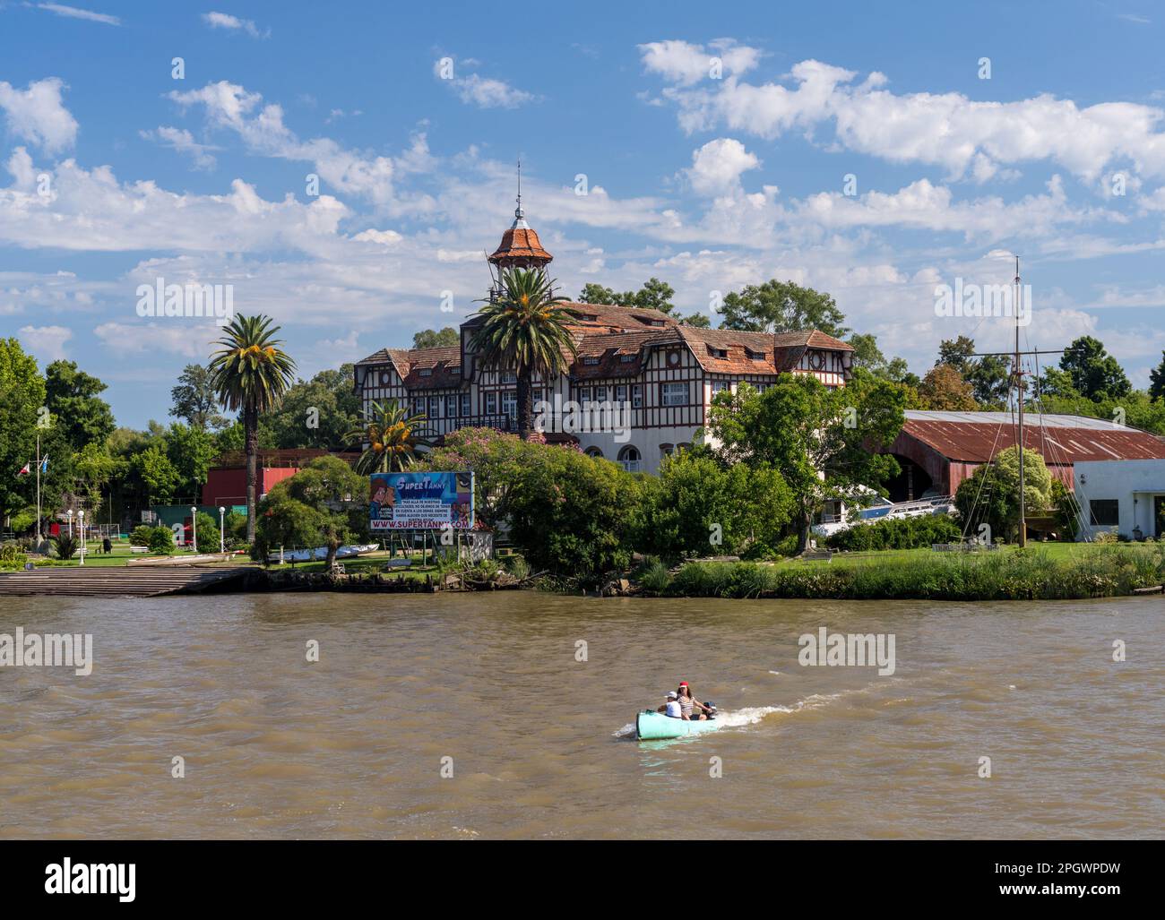 Tigre, Argentina - 7 febbraio 2023: Club de regattas la Marina club canottaggio sul delta del Parana Foto Stock