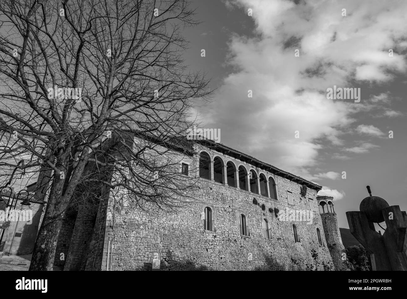 Il castello occupa una parte sostanziale dell'antico borgo. Fu costruita intorno al 1100 da Clementina, figlia di Ruggero II Normanno, re di Sicilia. Foto Stock