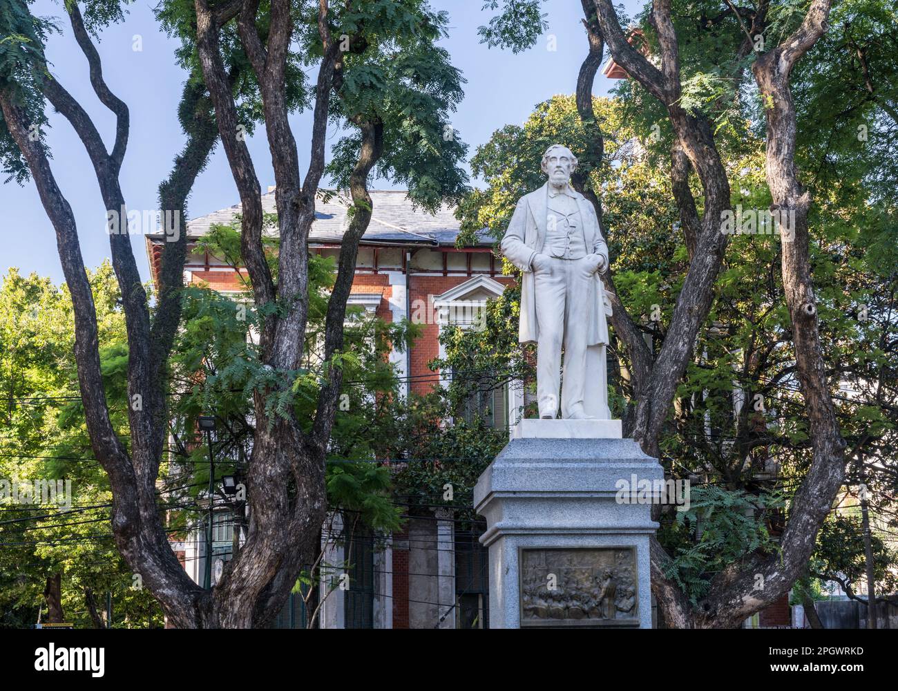 San Isidro, Argentina - 7 febbraio 2023: Statua del presidente Bartolome Mitre presso la cattedrale in piazza Mitre restaurata Foto Stock