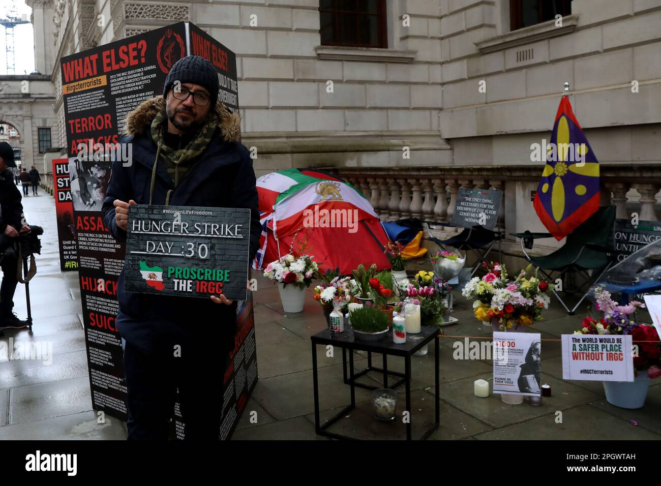 Vahid Beheshti, britannico-iraniano, in uno sciopero della fame al di fuori dell'ufficio degli esteri di Londra il 24 marzo 2023, chiedendo al Regno Unito di nominare i terroristi dell'IRGC Foto Stock