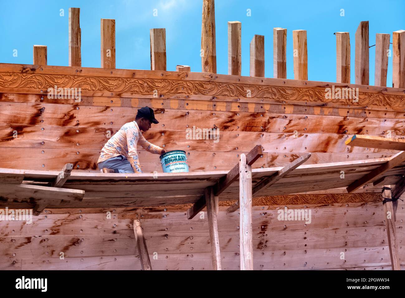 Unghie artigianale sul dhow tradizionale gigante al Ghanja nella fabbrica di costruzione navale di sur, Ash Sharqiyah, Oman Foto Stock