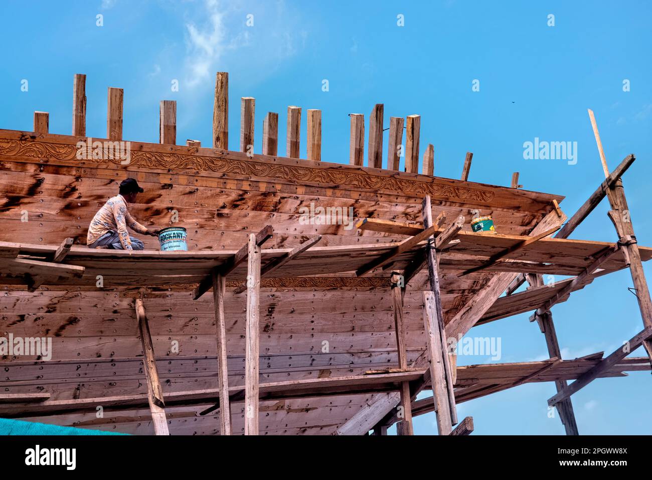 Unghie artigianale sul dhow tradizionale gigante al Ghanja nella fabbrica di costruzione navale di sur, Ash Sharqiyah, Oman Foto Stock
