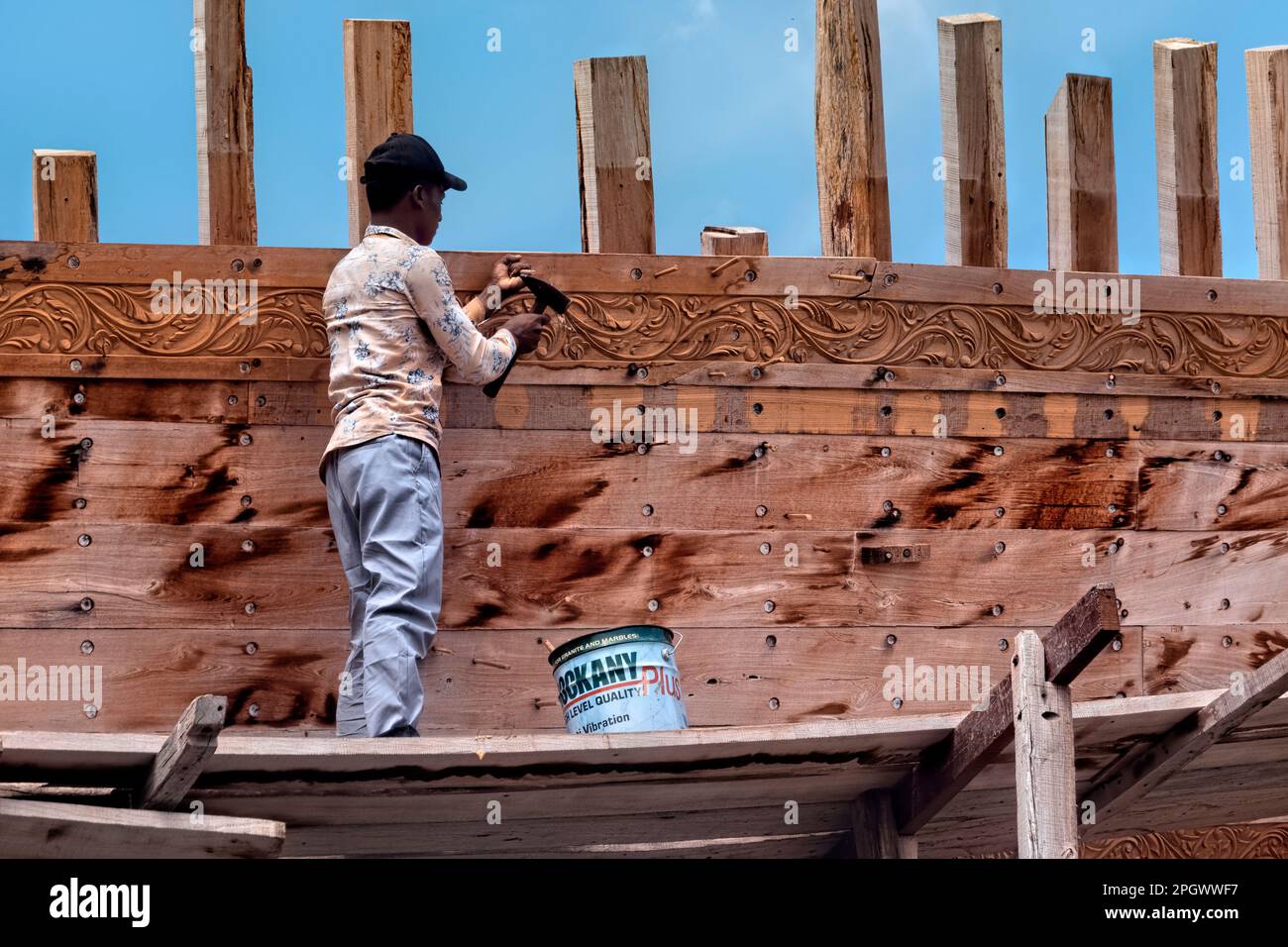 Unghie artigianale sul dhow tradizionale gigante al Ghanja nella fabbrica di costruzione navale di sur, Ash Sharqiyah, Oman Foto Stock