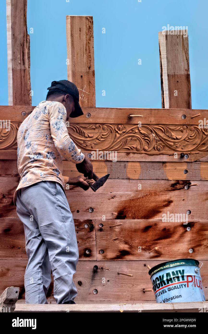 Unghie artigianale sul dhow tradizionale gigante al Ghanja nella fabbrica di costruzione navale di sur, Ash Sharqiyah, Oman Foto Stock