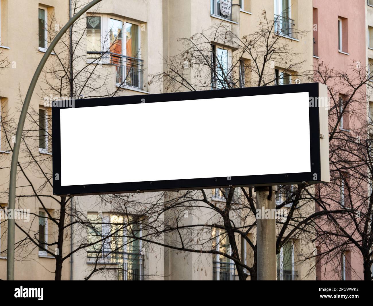 Spazio libero su cartellone in un'area urbana. Schermo bianco vuoto in formato orizzontale per visualizzare informazioni o pubblicità all'utente della strada in città. Foto Stock