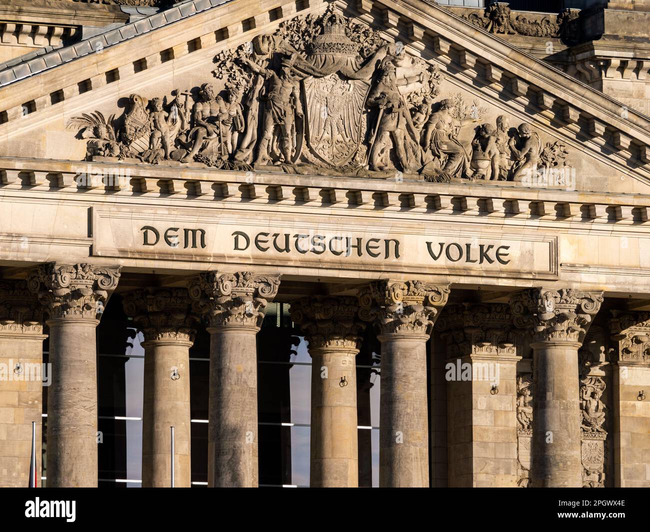 DEM Deutschen Volke (per il popolo tedesco) all'esterno dell'edificio tedesco del Reichstag. Primo piano dell'iscrizione sulla facciata. Foto Stock