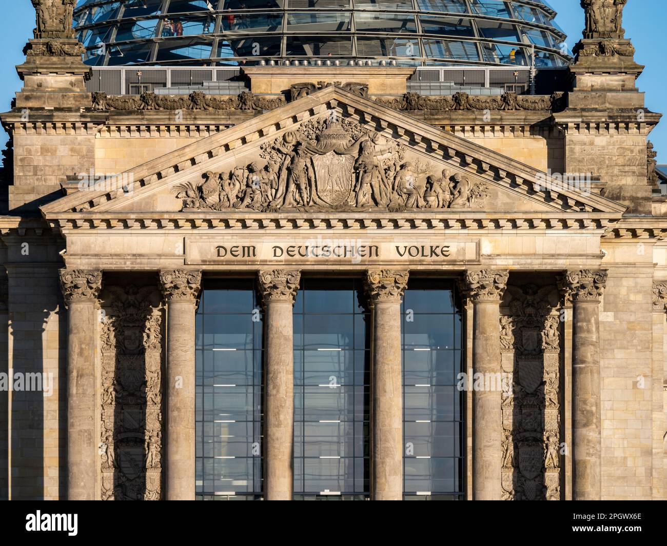 Di fronte all'edificio del Reichstag tedesco con la scritta "DEM Deutschen Volke" (per il popolo tedesco). Esterno della casa nel quartiere governativo. Foto Stock
