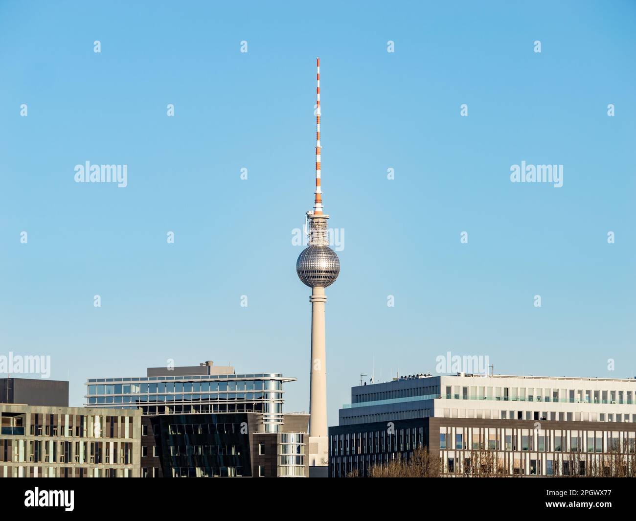 Torre della televisione e architettura moderna nello skyline urbano. Costruzione di esterni nella città tedesca. Simbolo e punto di riferimento di Berlino. Foto Stock