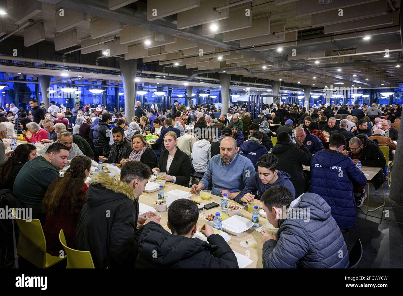 HENGELO - nel ROC van Twente, il Gieterij, l'Iftar è consumato. IFTAR è il pasto consumato dai musulmani durante il mese di digiuno di Ramadan immediatamente dopo il tramonto. Questo Iftar tradizionale è organizzato dalla comunità turca per aiutare le vittime dei terremoti in Turchia. I proventi sono utilizzati per acquistare case prefabbricate. ANP EMIEL MUIJDERMAN olanda fuori - belgio fuori Foto Stock