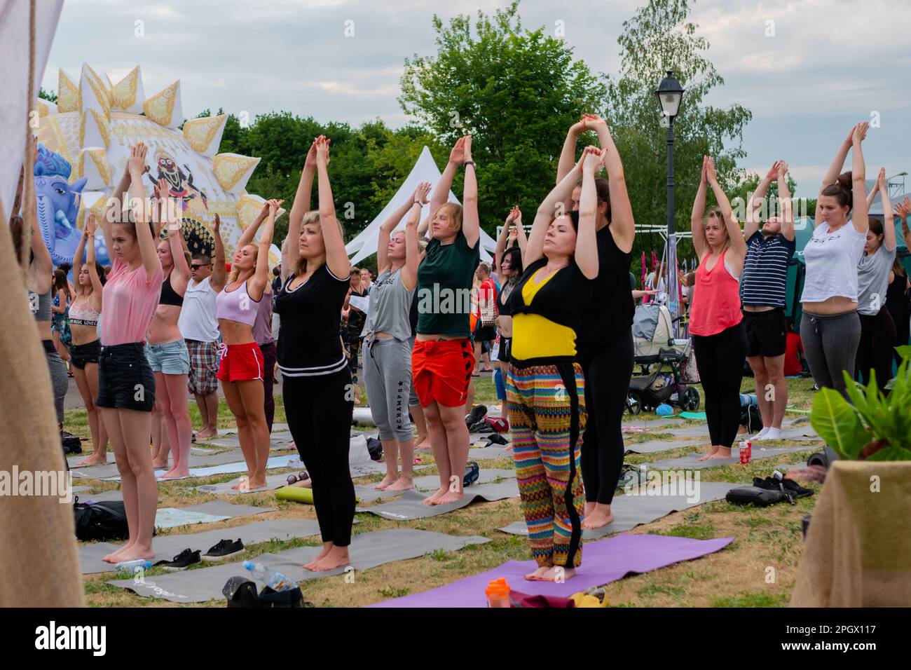 Gruppo di persone che fanno esercizi di stretching e yoga nella foresta, parco Foto Stock