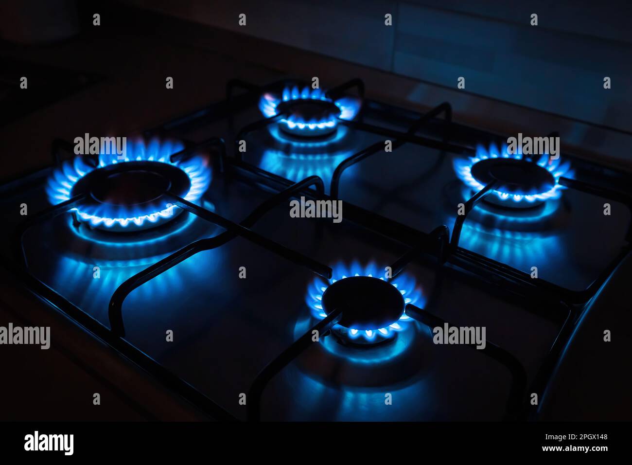 Domestico fornello a gas con bruciatori accesa Foto Stock