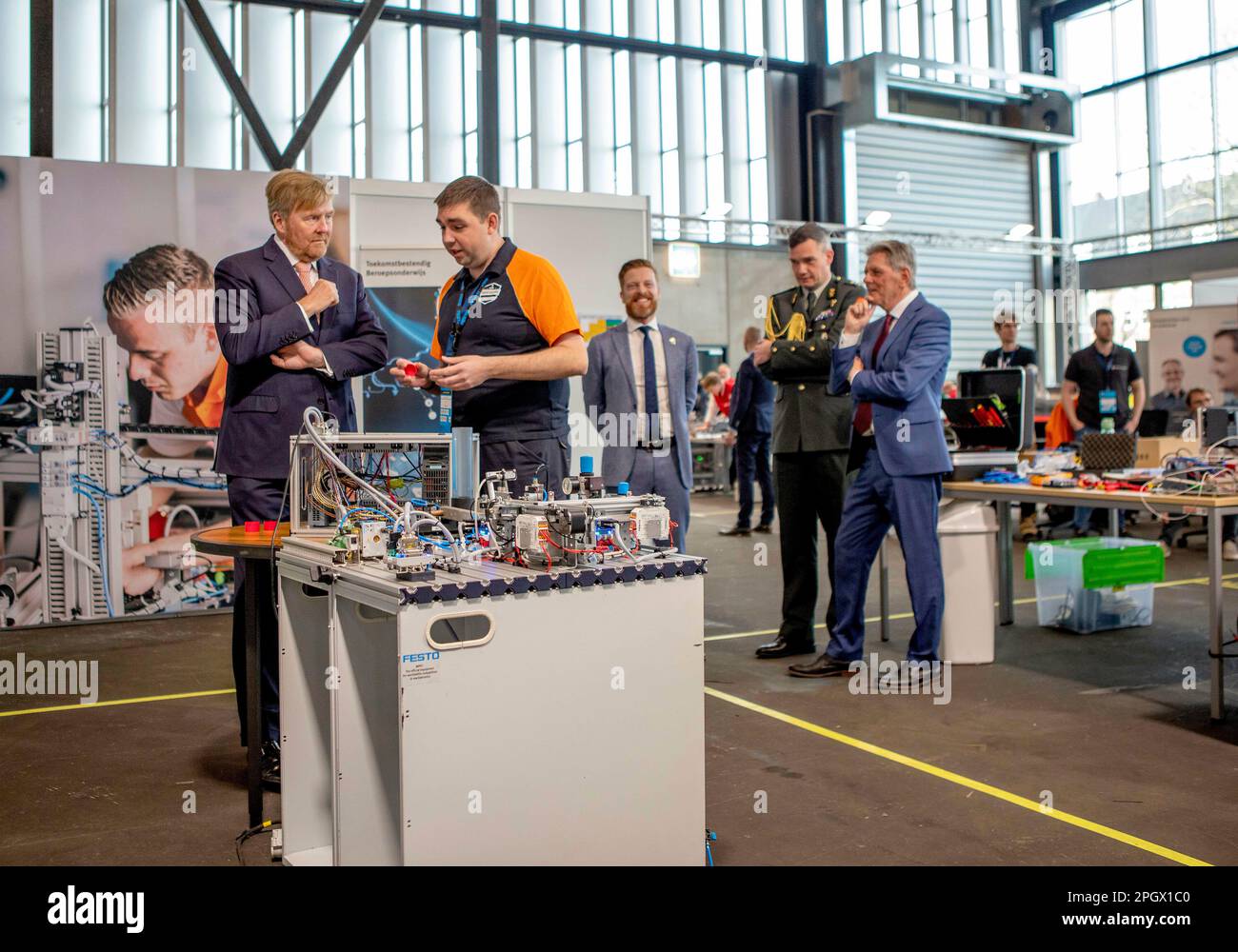 Amsterdam, Niederlande. 24th Mar, 2023. Re Willem-Alexander dei Paesi Bassi alla RAI di Amsterdam, il 24 marzo 2023, per partecipare alle Skills The Finals, il campionato olandese annuale per le competizioni professionali in (V)MBO, centinaia di studenti VMBO e studenti MBO si sfidano per il titolo di campione olandese nel loro campo credito: Albert Nieboer/Netherlands OUT/Point de Vue OUT/dpa/Alamy Live News Foto Stock