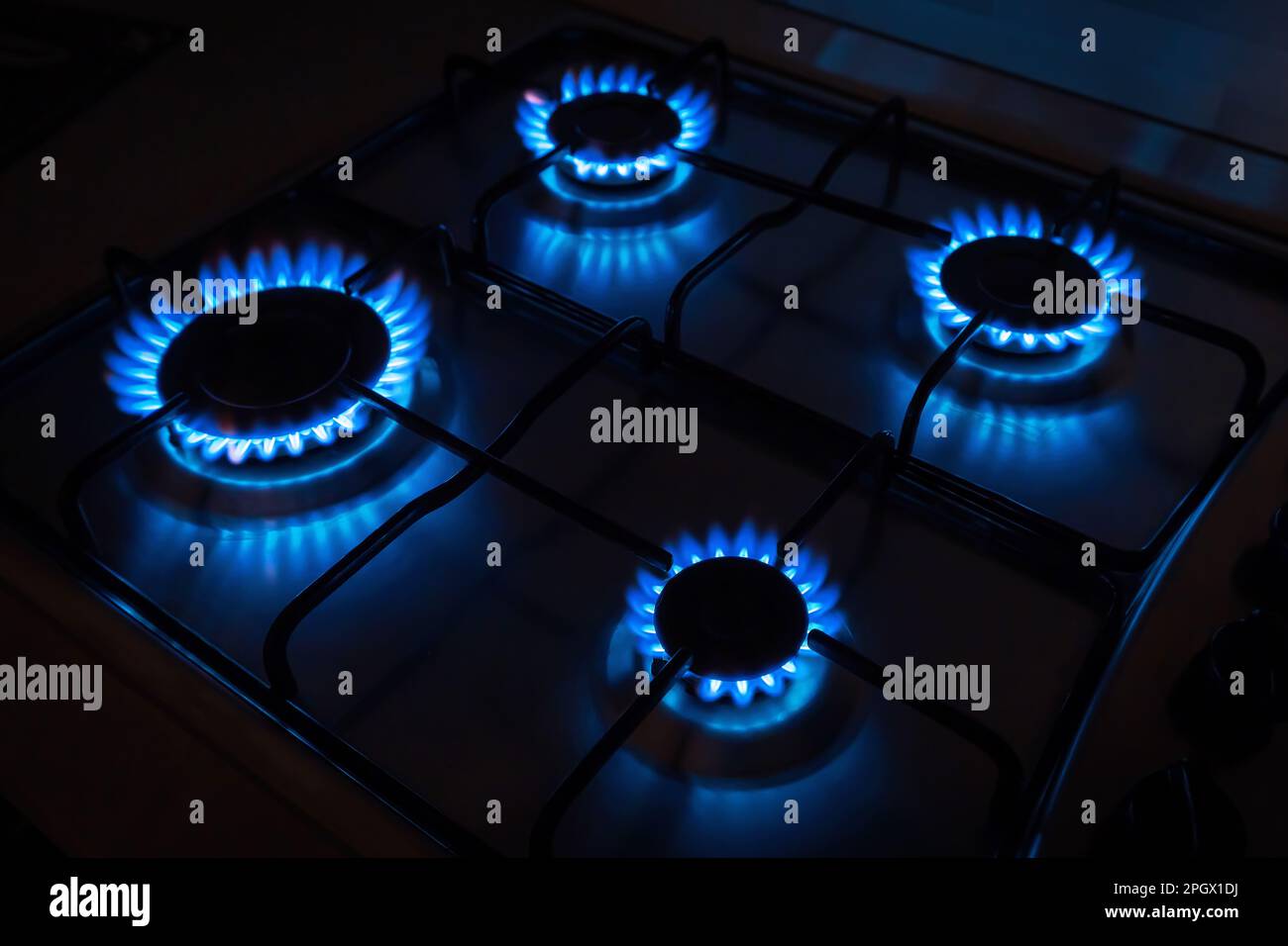 Domestico fornello a gas con bruciatori accesa Foto Stock