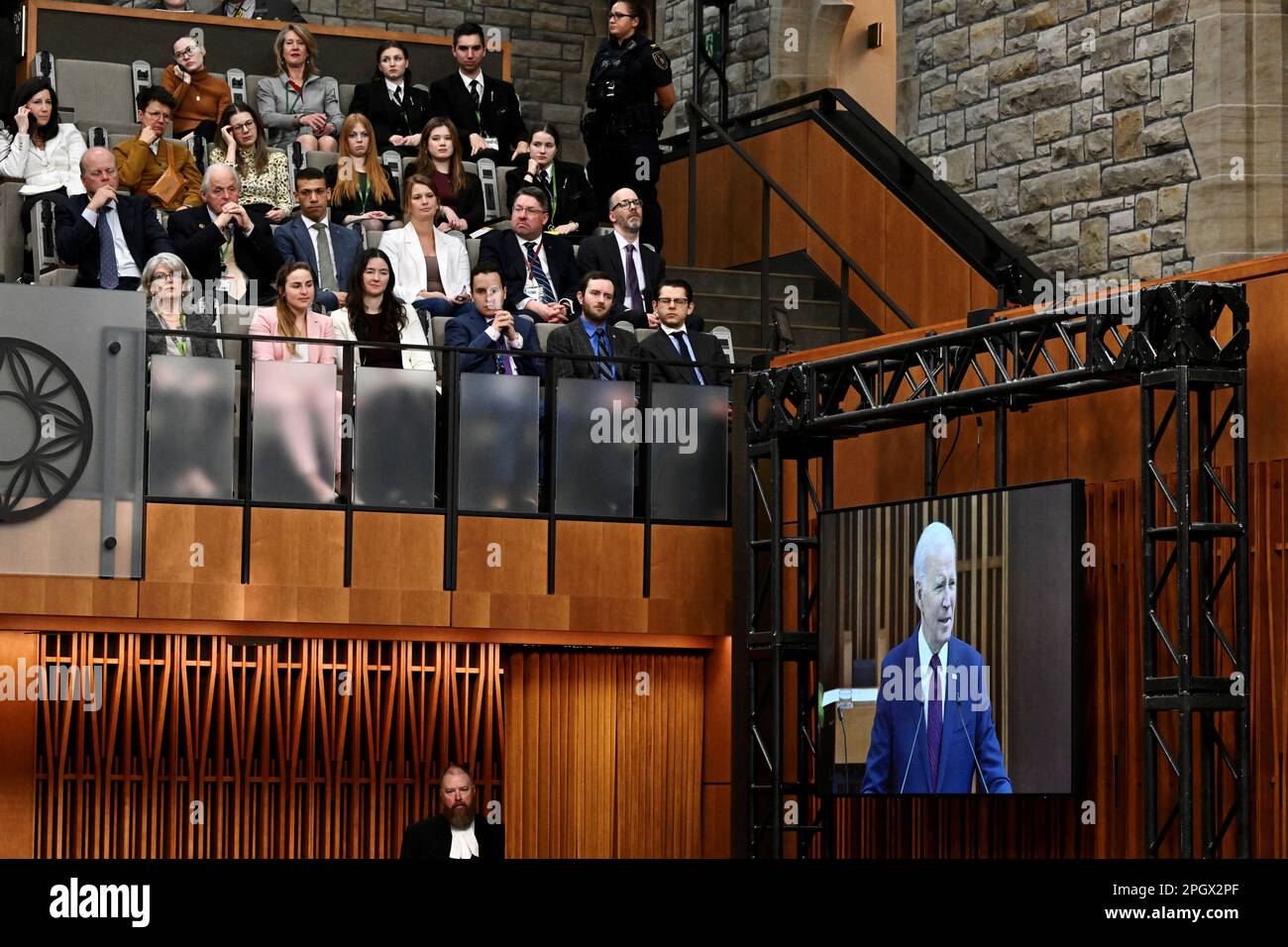 STATI UNITI Il presidente Joe Biden è visto su uno schermo mentre parla al Parlamento canadese, a Ottawa, Canada, 24 marzo 2023. Kenny Holston/Pool tramite REUTERS Foto Stock