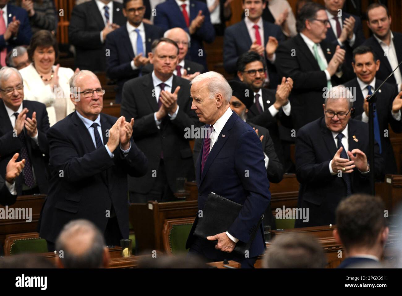 STATI UNITI Il presidente Joe Biden è applaudito mentre cammina per parlare con il Parlamento canadese, a Ottawa, Canada, Mach 24, 2023. Kenny Holston/Pool tramite REUTERS Foto Stock