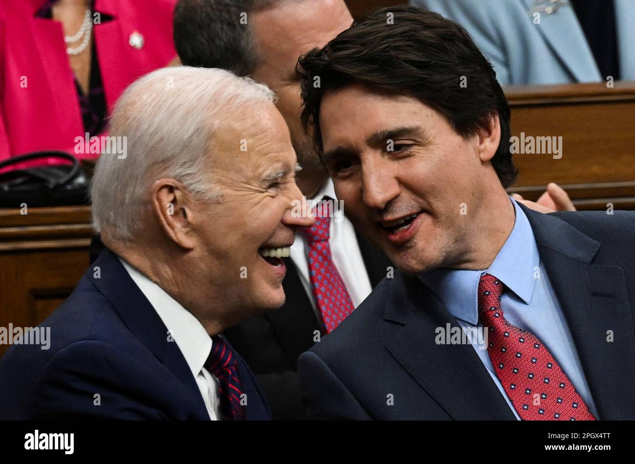 STATI UNITI Il presidente Joe Biden e il primo ministro canadese Justin Trudeau parlano mentre frequentano un discorso al Parlamento canadese, a Ottawa, Canada, Mach 24, 2023. Kenny Holston/Pool tramite REUTERS Foto Stock