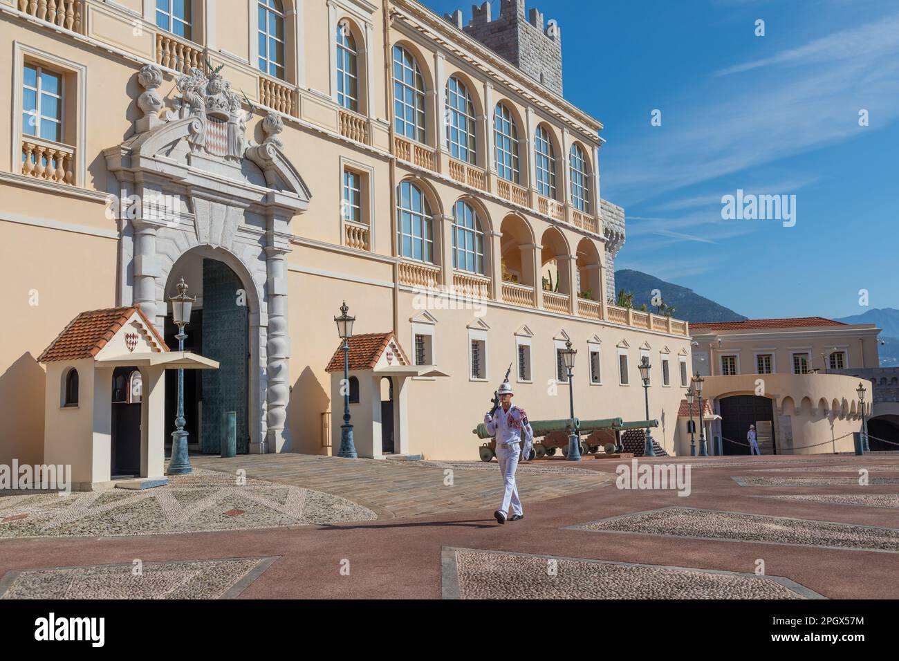 Monte Carlo - 2022 agosto: Guardia con uniforme estiva a piedi di fronte al Palazzo reale Foto Stock
